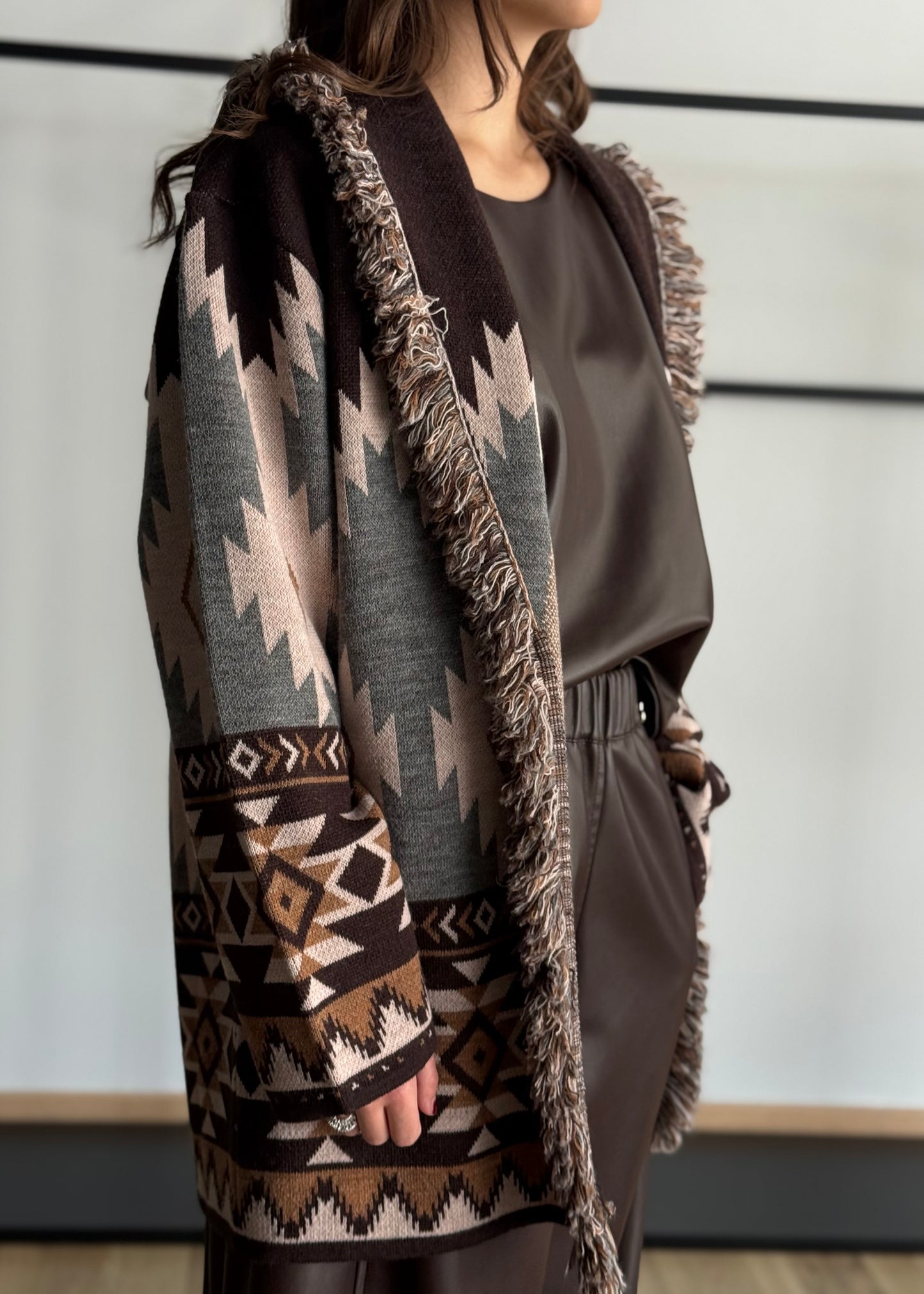 Cardigan jacquard etnico con frange e cintura -KONTATTO