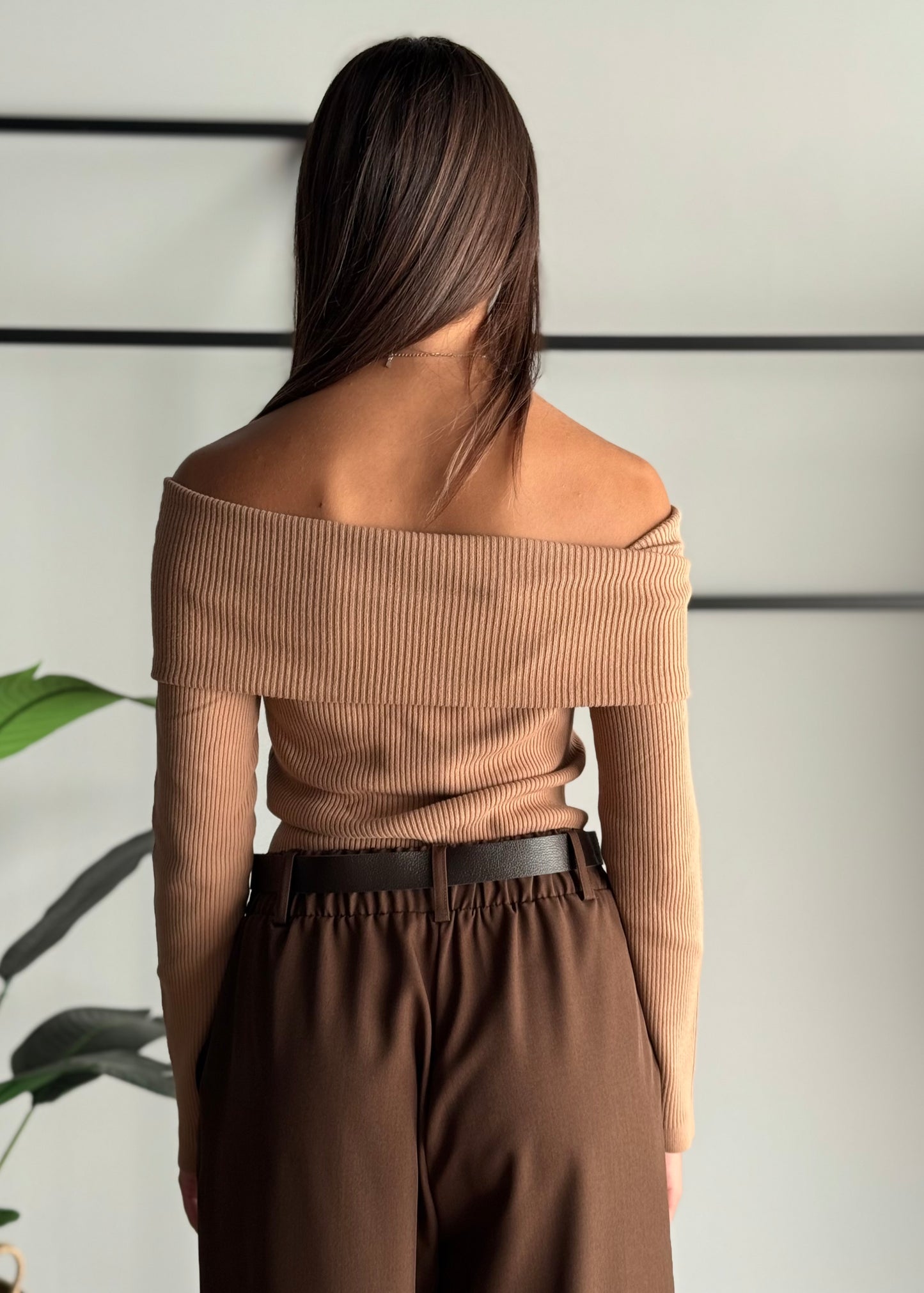 Maglia a coste con scollo Bardot -KONTATTO