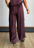 Carica l'immagine nel visualizzatore della galleria, Pantalone cargo satinato vino - ZAHJR