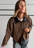 Carica l'immagine nel visualizzatore della galleria, Giacca Bomber taupe con Collo in Ecopelle