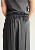 Carica l'immagine nel visualizzatore della galleria, Pantalone ZAHJR a palazzo nero