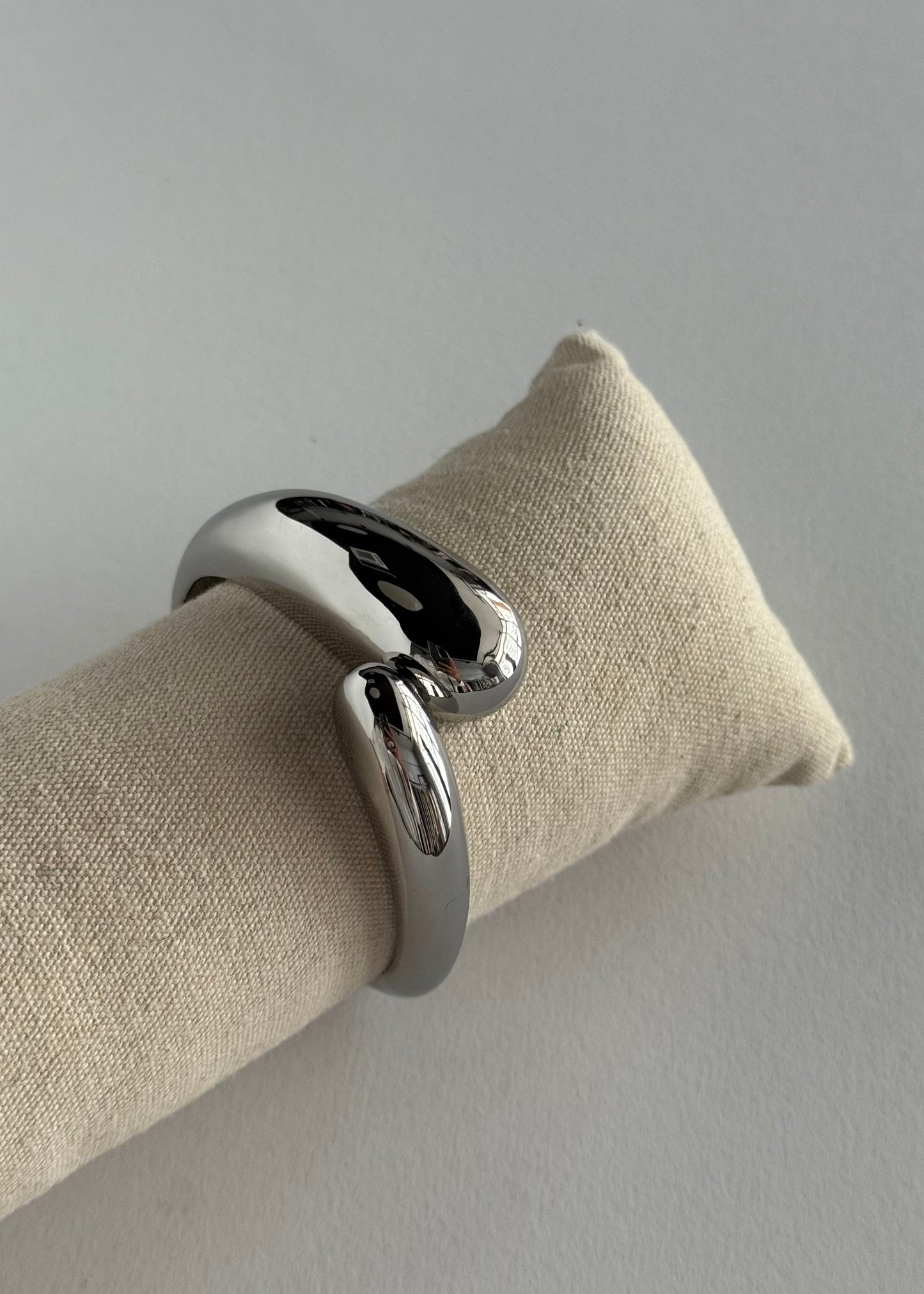Bracciale rigido argento con design ondulato