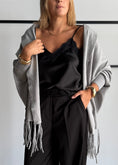Carica l'immagine nel visualizzatore della galleria, Mantella in maglia grigio con frange - ZAHJR