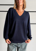 Carica l'immagine nel visualizzatore della galleria, Maglia over blu scollo a V - KONTATTO