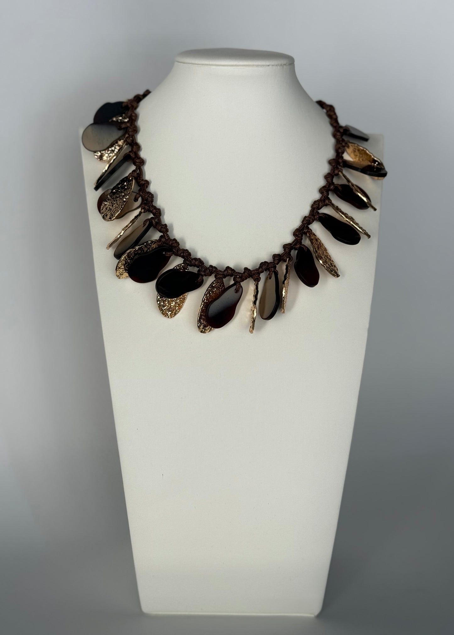 Collana corta con pendenti dorati e resina marrone