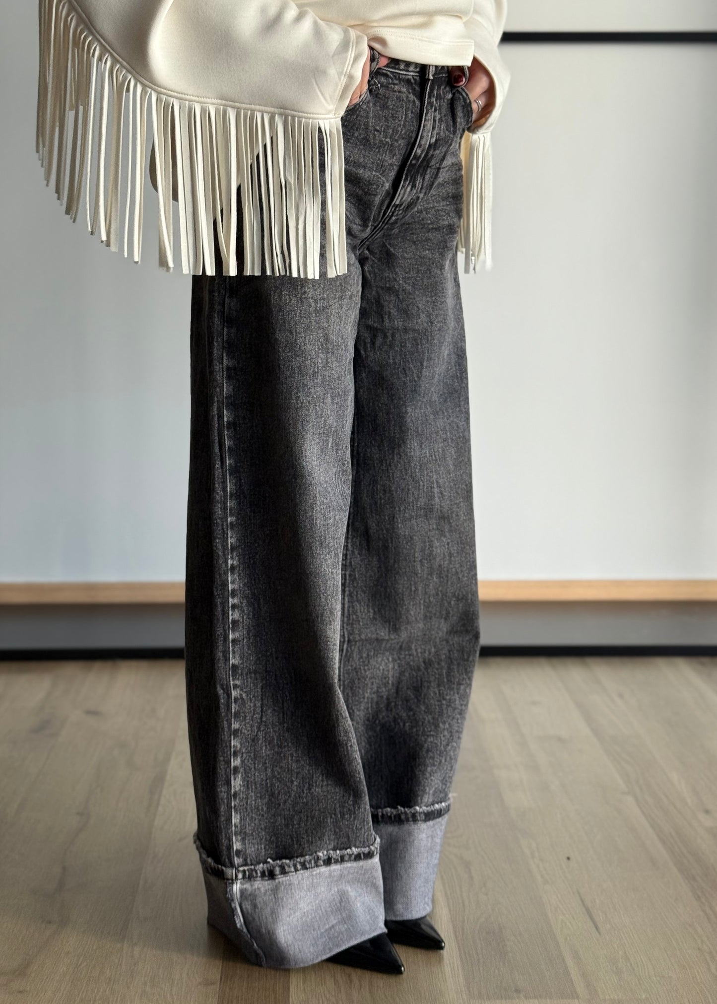 Jeans nero wide leg con risvolto