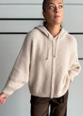 Carica l'immagine nel visualizzatore della galleria, Maglia over panna con cappuccio - PHILIALOFT