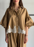 Carica l'immagine nel visualizzatore della galleria, Camicia KIKISIX con pizzo