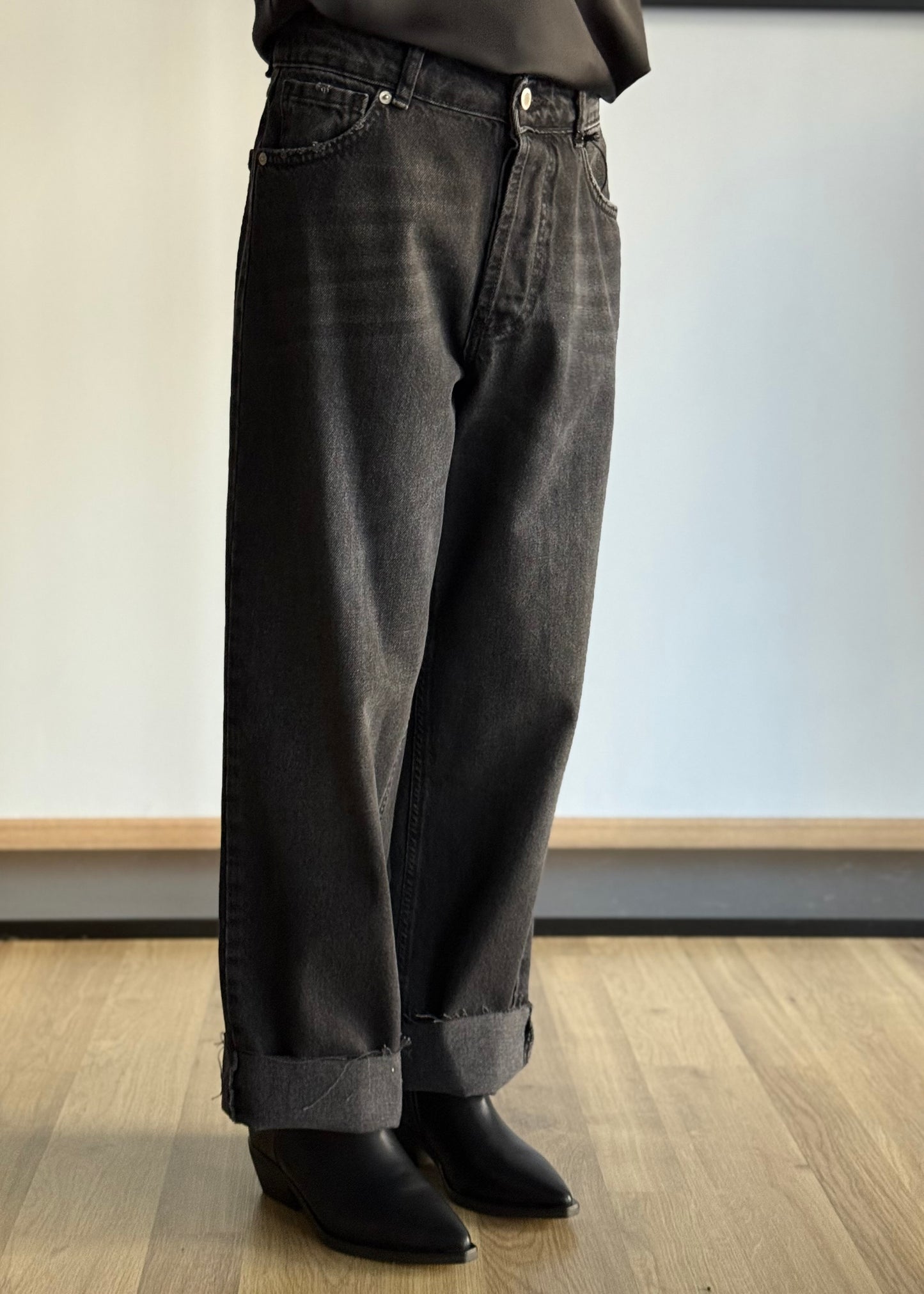 Jeans cropped neri a gamba dritta con orlo vivo -PHILIALOFT