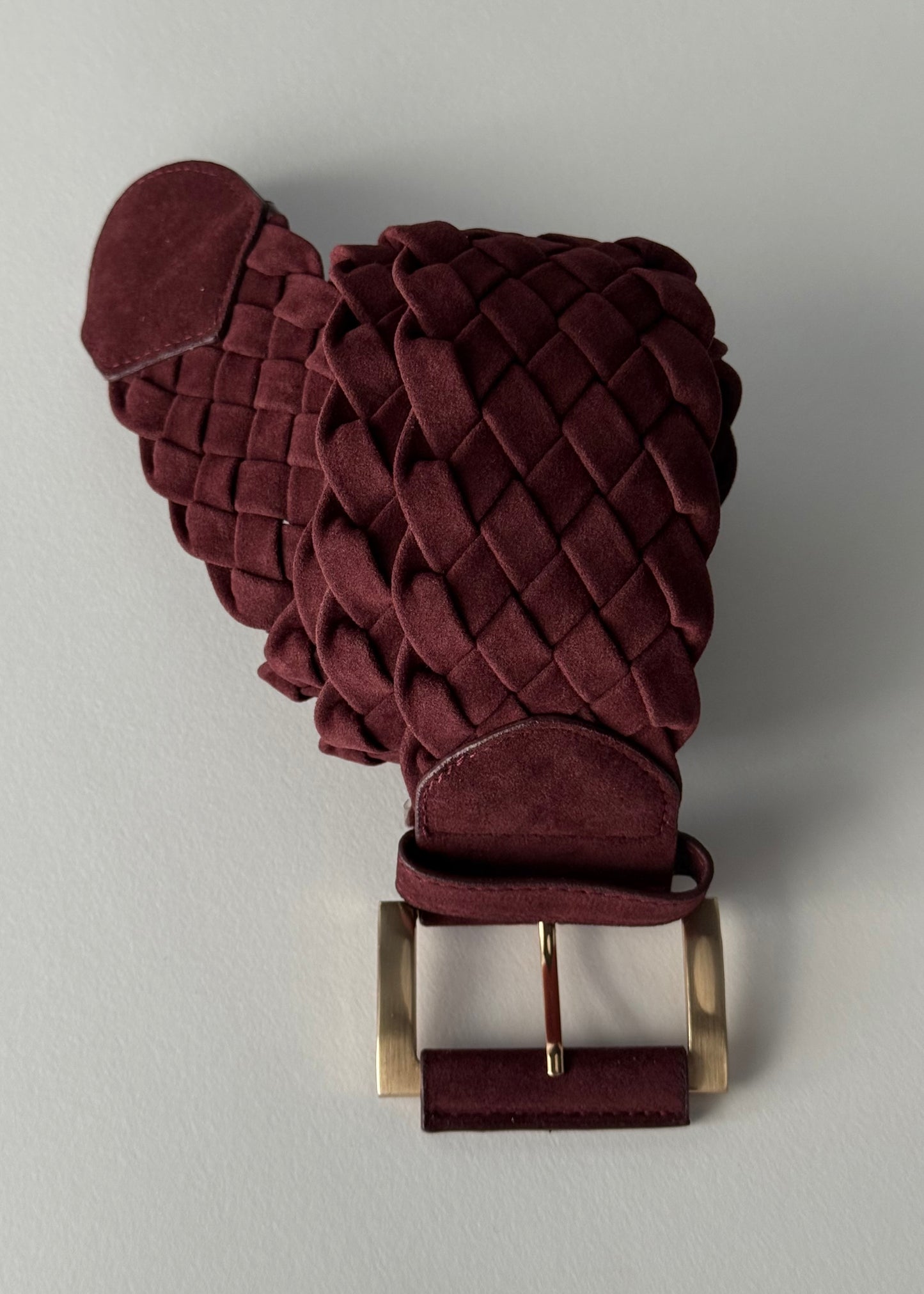 Cintura intrecciata in suede bordeaux con fibbia in metallo