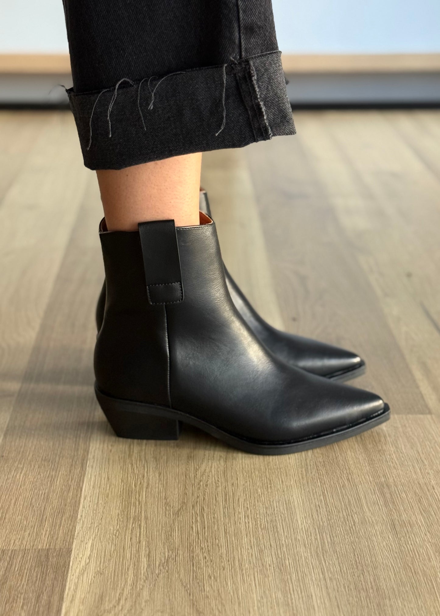 Stivaletto nero in ecopelle con punta affusolata e tacco basso