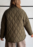 Carica l'immagine nel visualizzatore della galleria, Giacca COZY militare trapuntata con colletto in velluto
