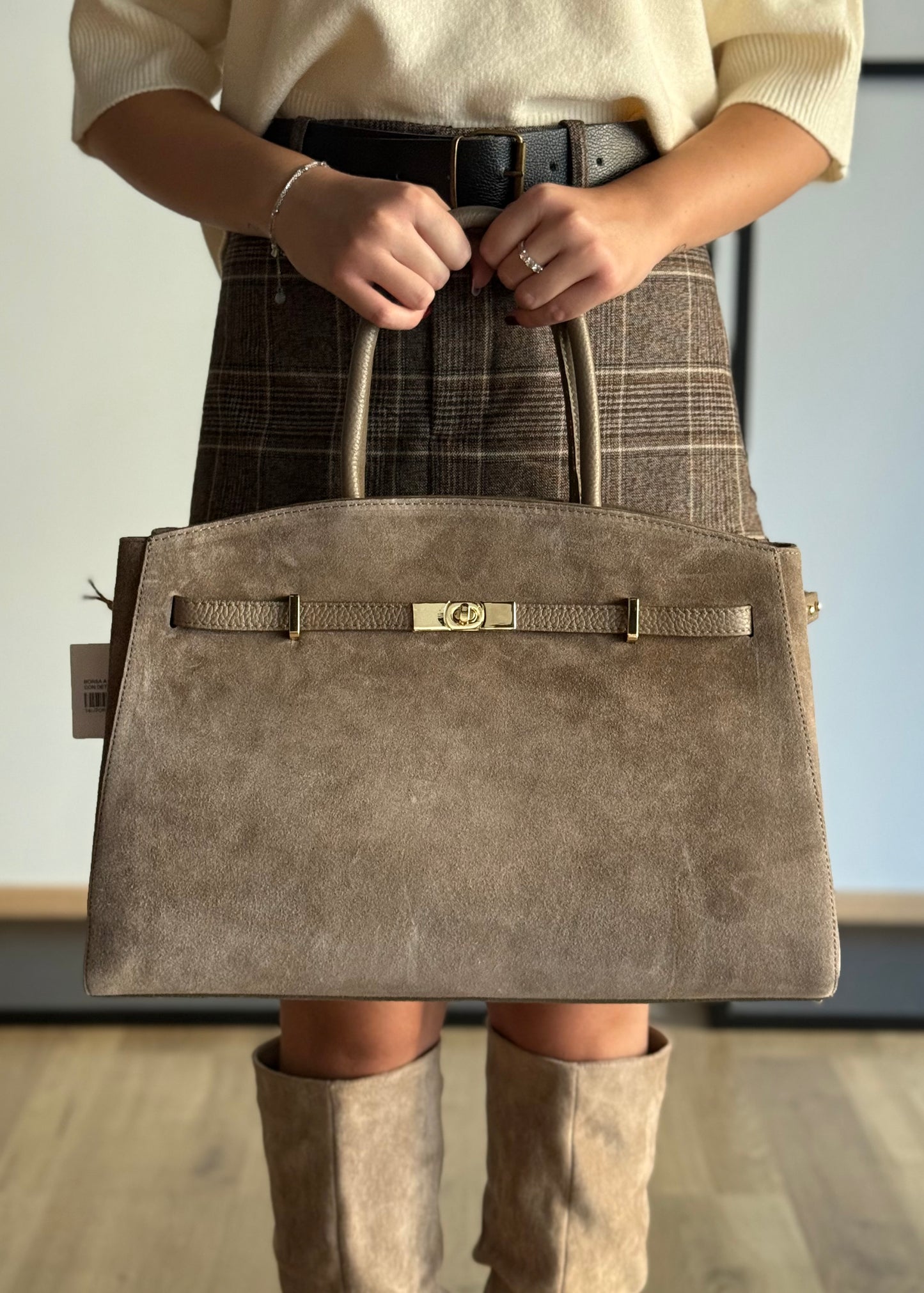 Borsa a Mano in Camoscio con Dettaglio Chiusura Oro
