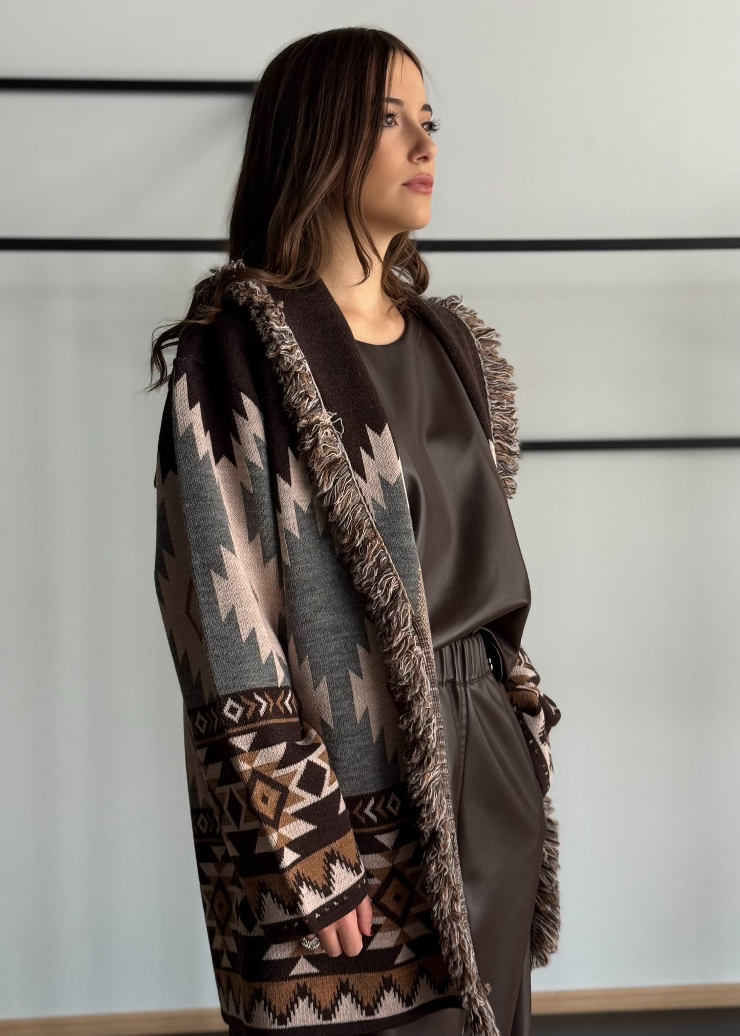 Cardigan jacquard etnico con frange e cintura -KONTATTO