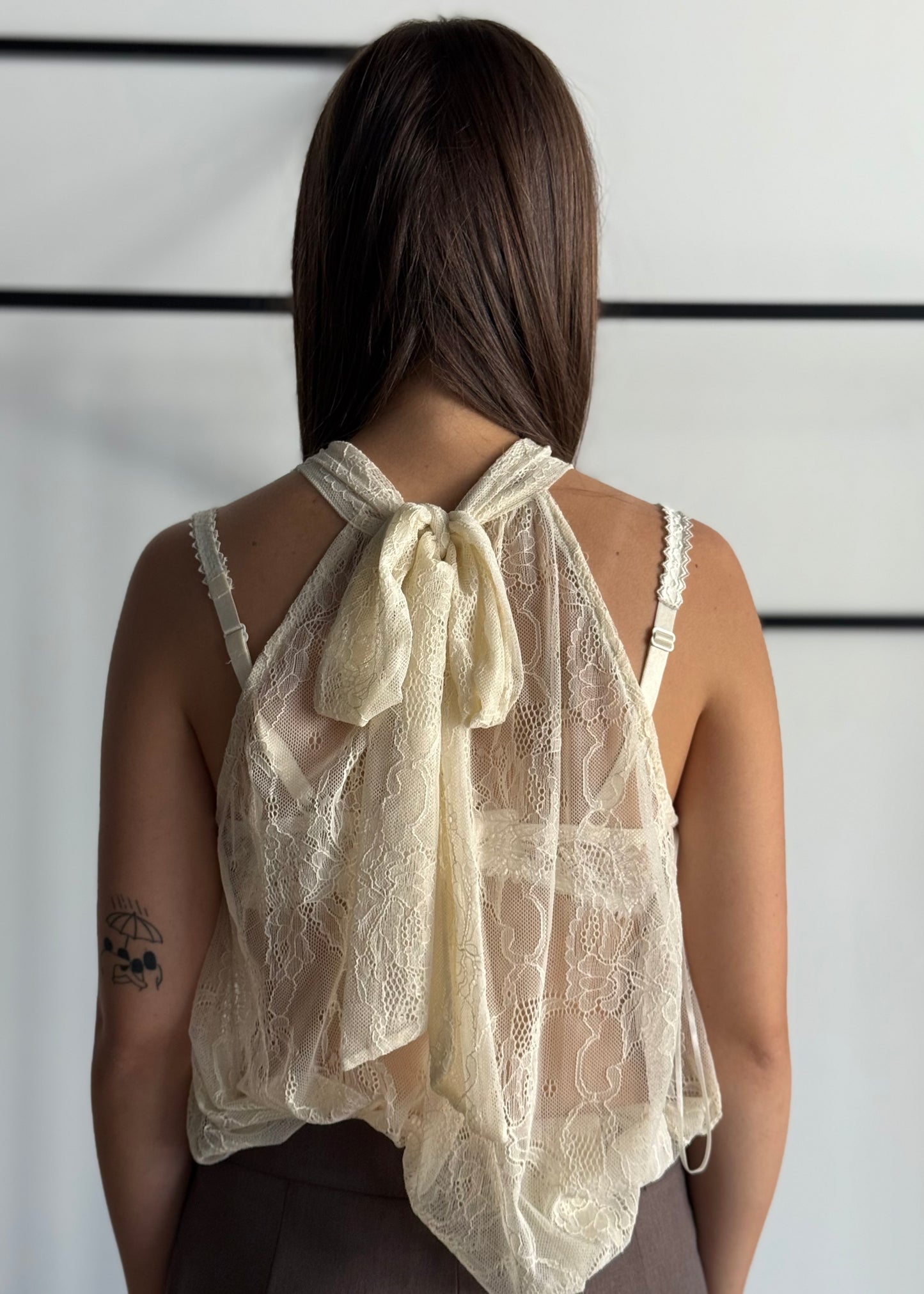 Top in pizzo burro con volant e fiocco sul retro
