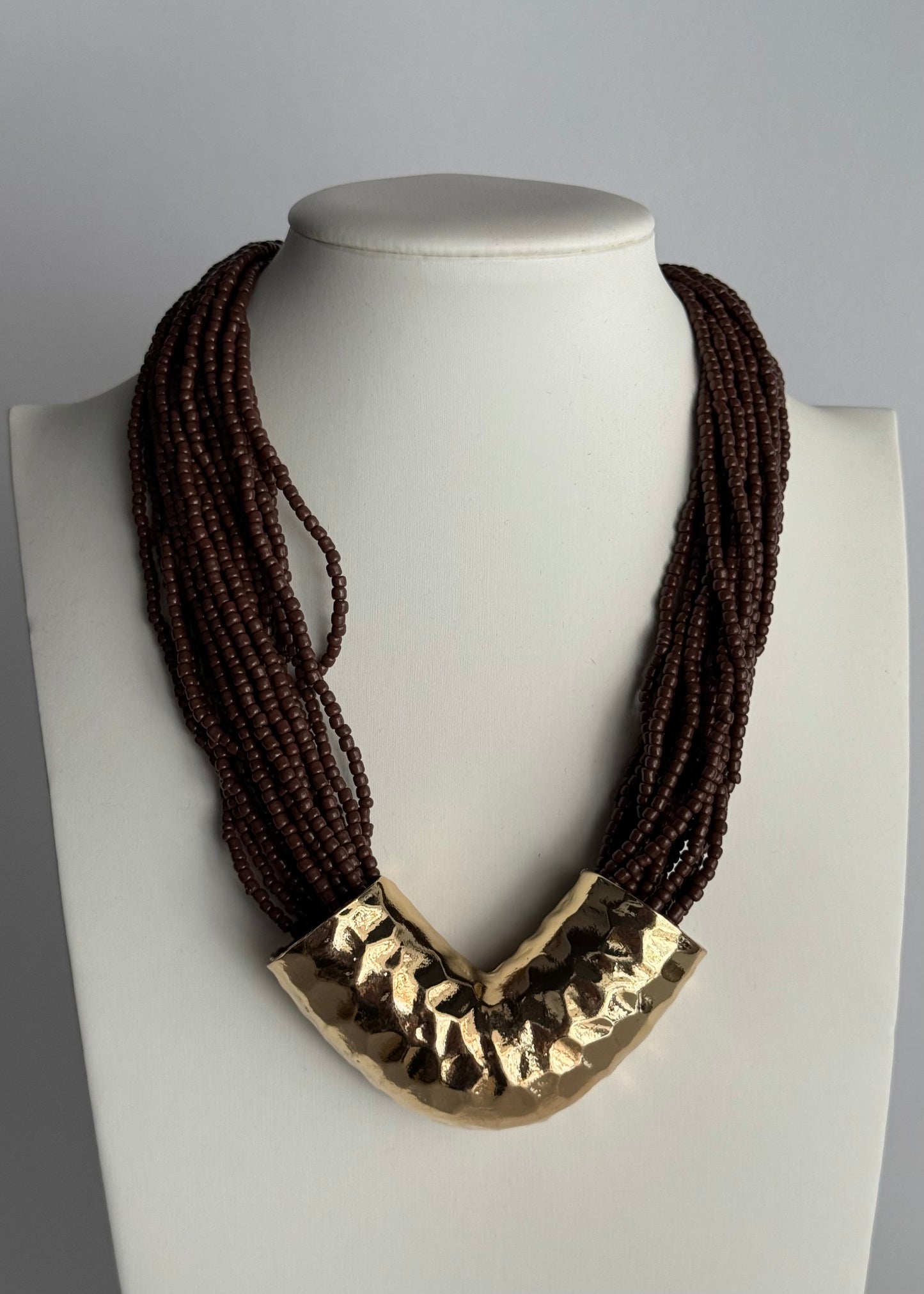 Collana multistrato con perline moro e dettaglio dorato martellato