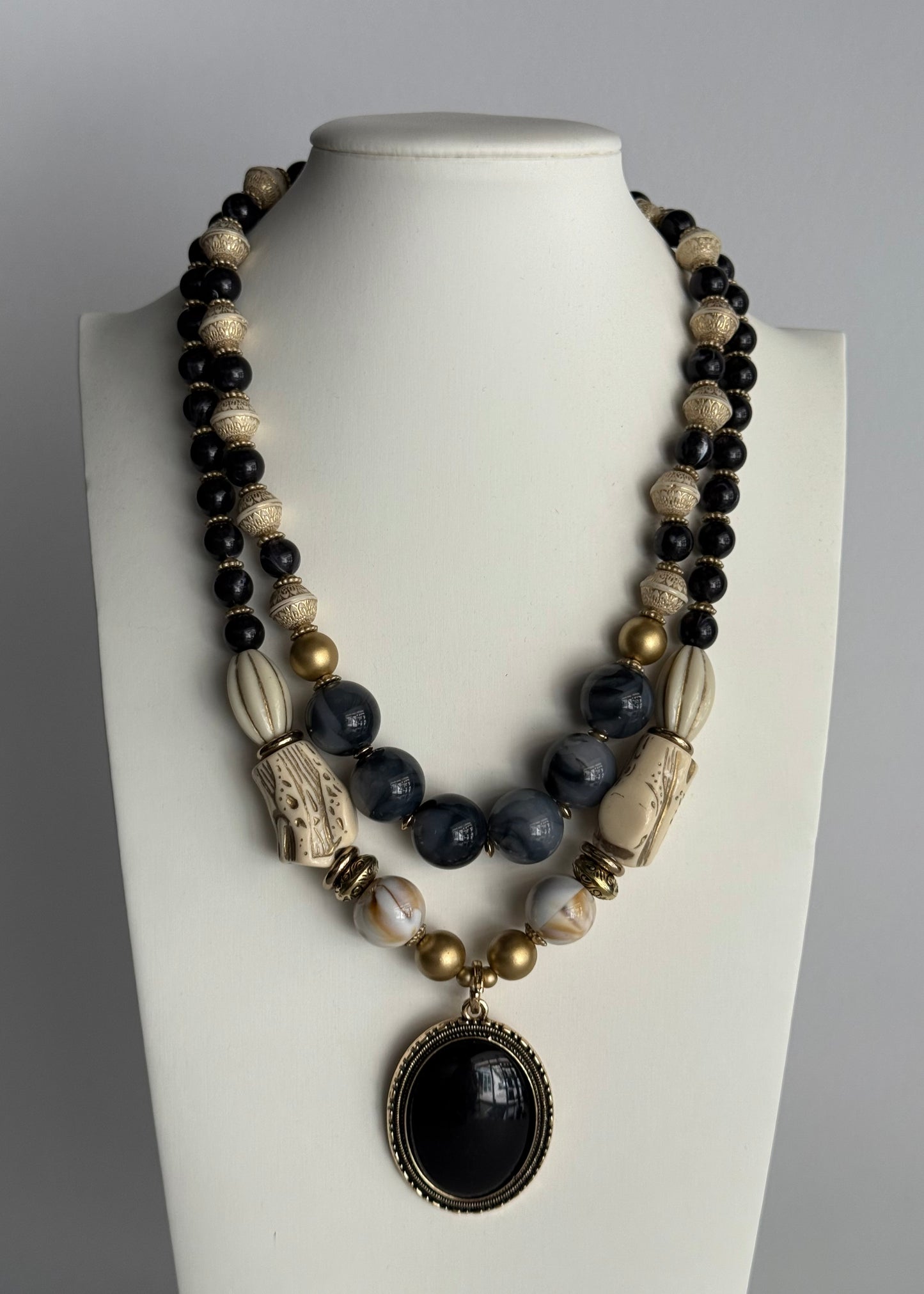 Collana multistrato con perle decorative e pendente