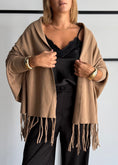 Carica l'immagine nel visualizzatore della galleria, Mantella in maglia camel con frange - ZAHJR