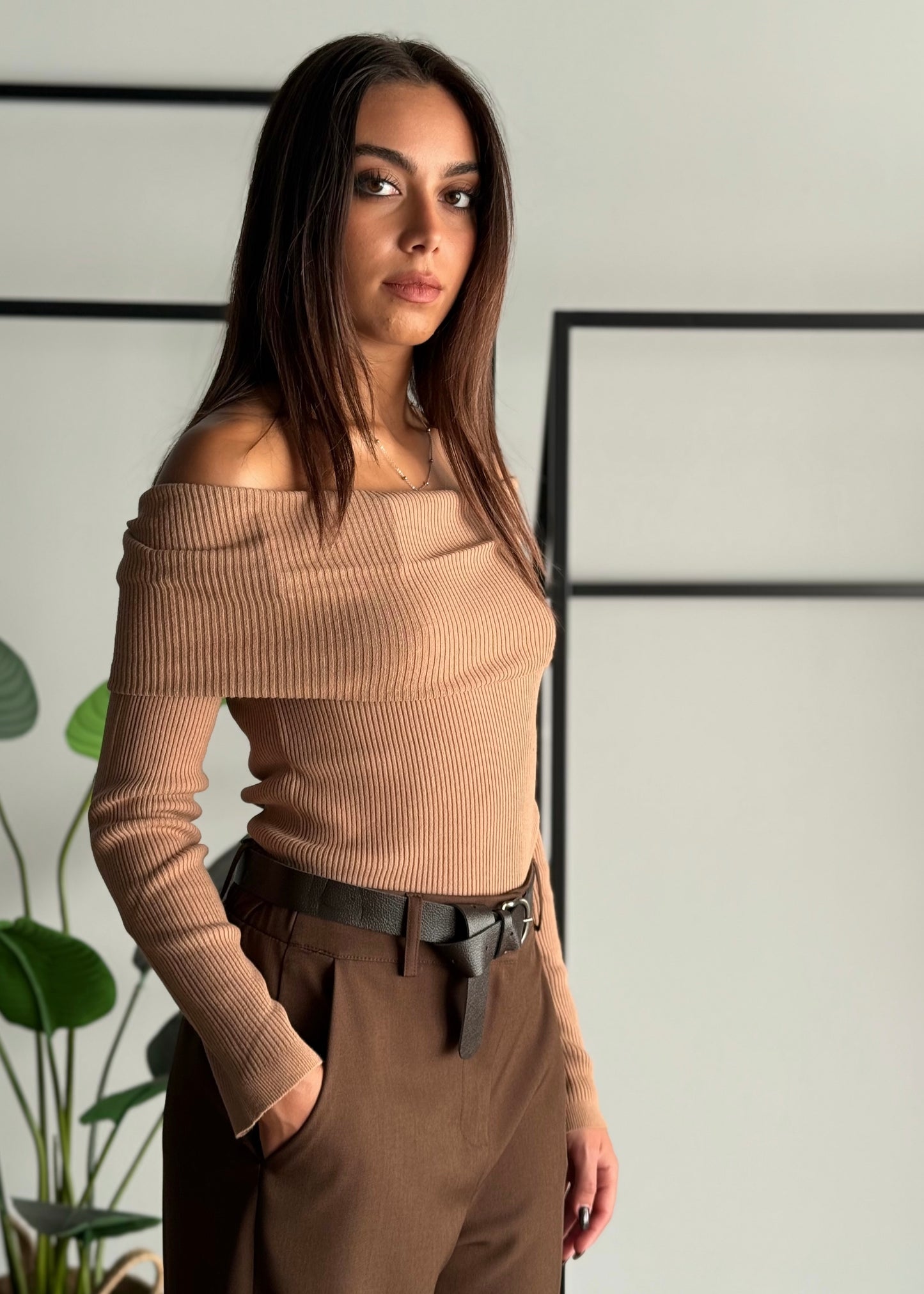 Maglia a coste con scollo Bardot -KONTATTO