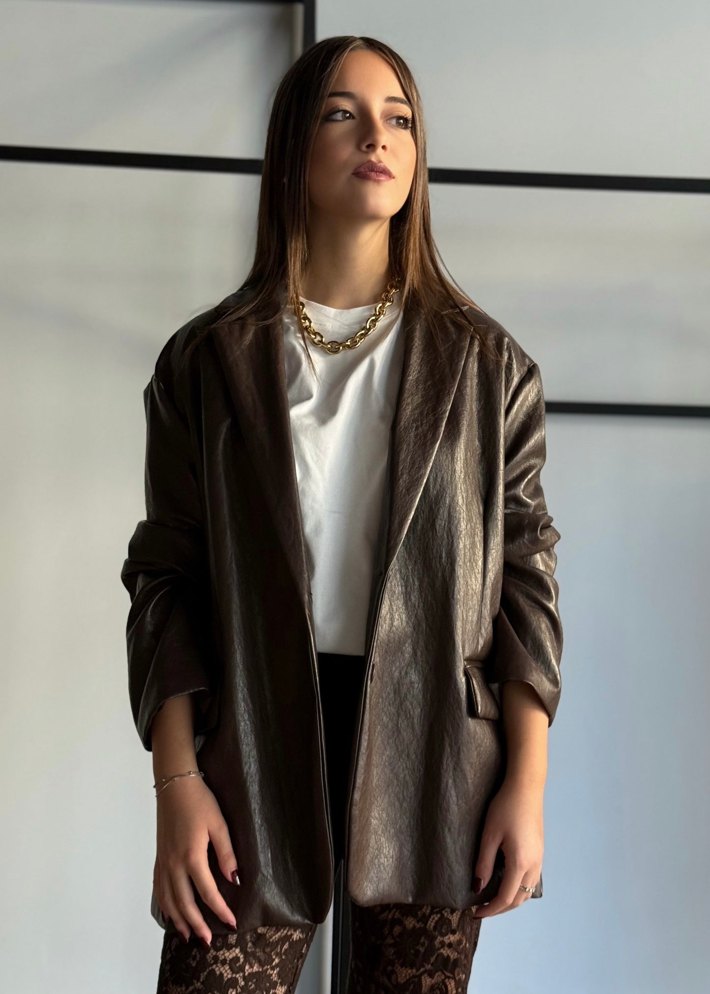Blazer oversize in ecopelle marrone con chiusura a bottoni -PHILIALOFT