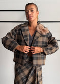 Carica l'immagine nel visualizzatore della galleria, Blazer over tartan con spilla - PHILIALOFT