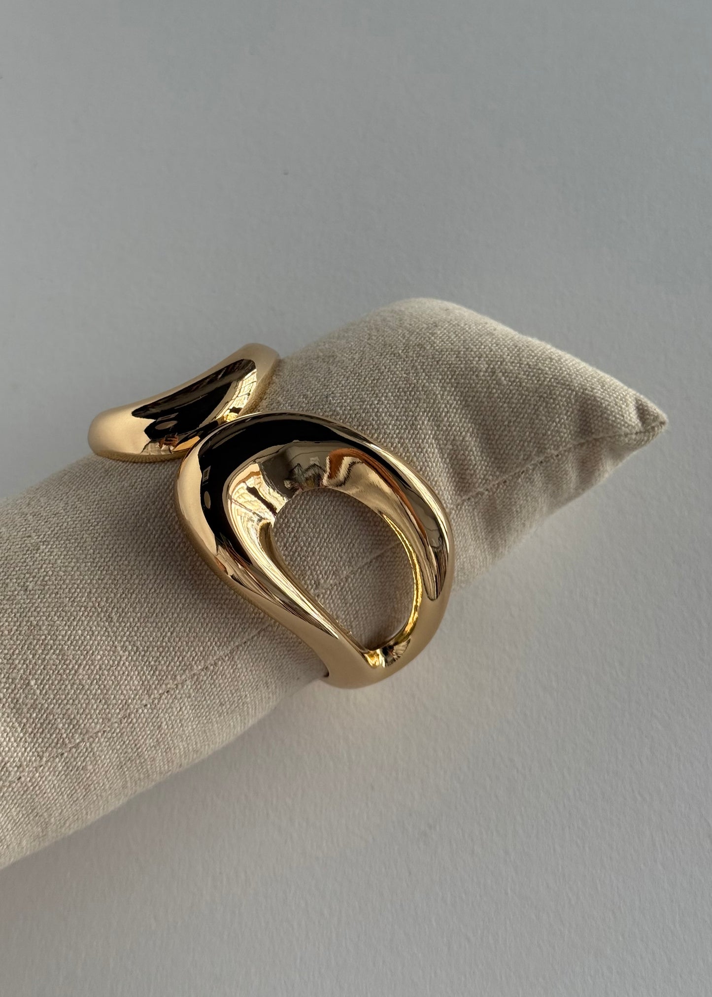 Bracciale rigido dorato effetto scultoreo
