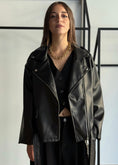 Carica l'immagine nel visualizzatore della galleria, Giacca biker oversize in ecopelle nera