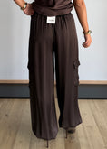 Carica l'immagine nel visualizzatore della galleria, Pantalone cargo satinato moro - ZAHJR