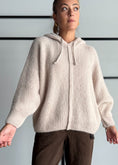 Carica l'immagine nel visualizzatore della galleria, Maglia over panna con cappuccio - PHILIALOFT