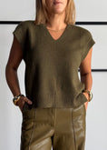 Carica l'immagine nel visualizzatore della galleria, Gilet in maglia con scollo a V olio - ZAHJR