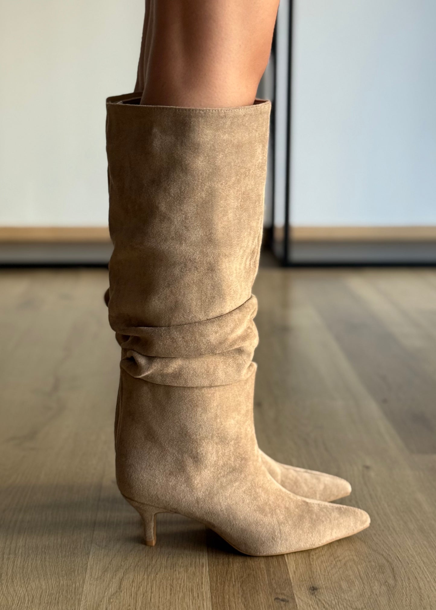 Stivale in camoscio beige con tacco a spillo basso e punta affusolata