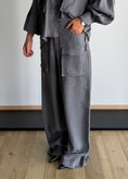 Carica l'immagine nel visualizzatore della galleria, Pantalone cargo wide leg grigio - ZAHJR