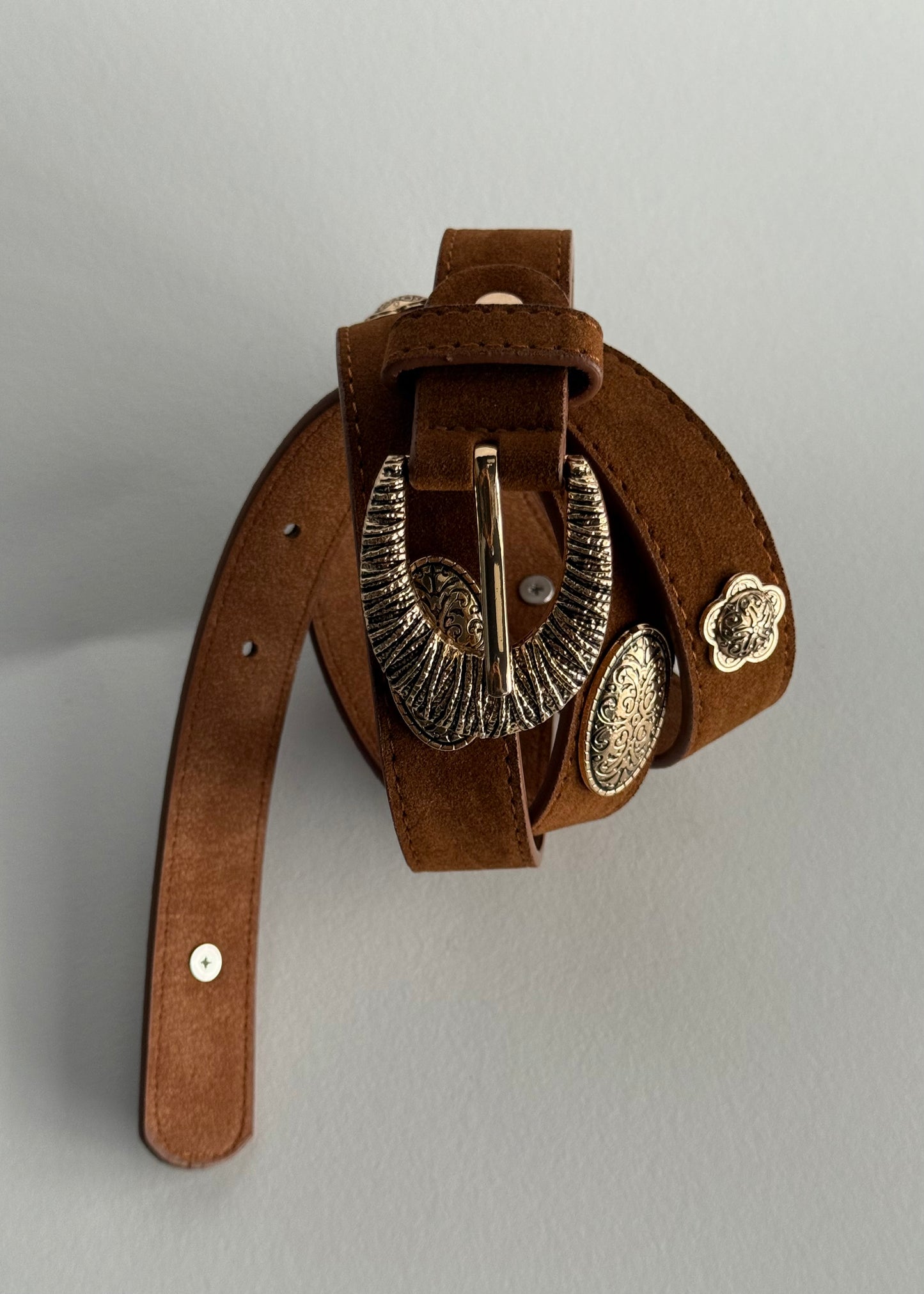 Cintura in suede camel con fibbia decorata