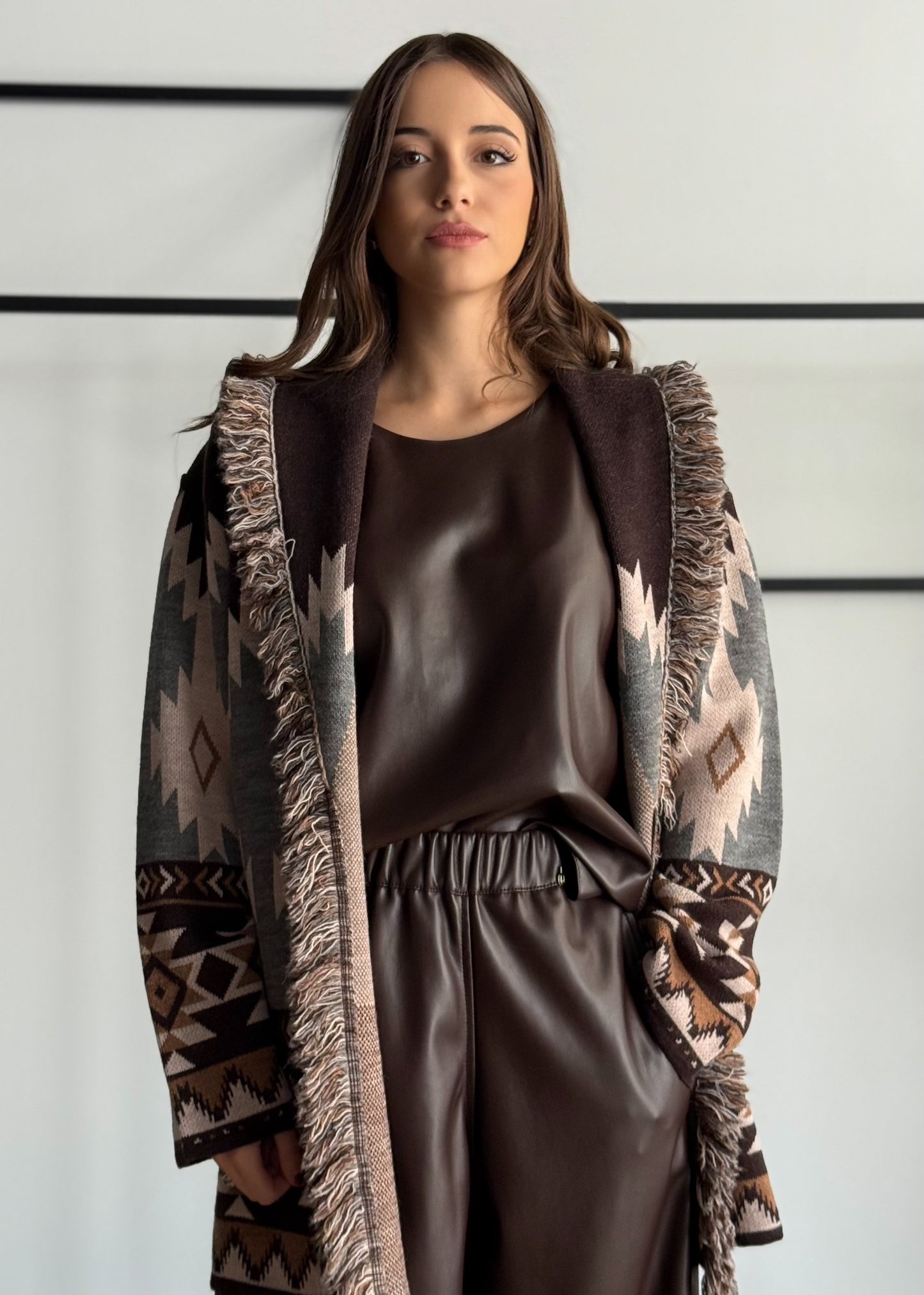 Cardigan jacquard etnico con frange e cintura -KONTATTO
