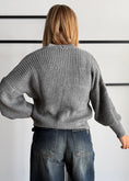 Carica l'immagine nel visualizzatore della galleria, Cardigan chunky grigio con tasche - ZAHJR