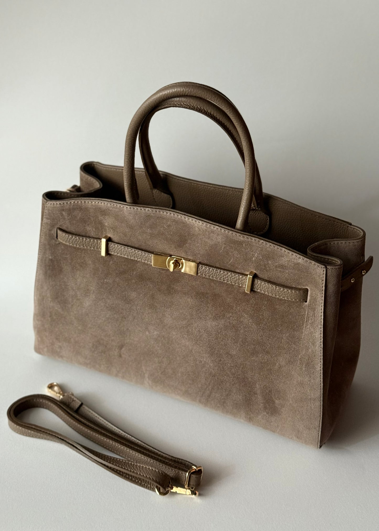 Borsa a Mano in Camoscio con Dettaglio Chiusura Oro