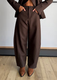 Carica l'immagine nel visualizzatore della galleria, Pantalone moro barrel - ZAHJR