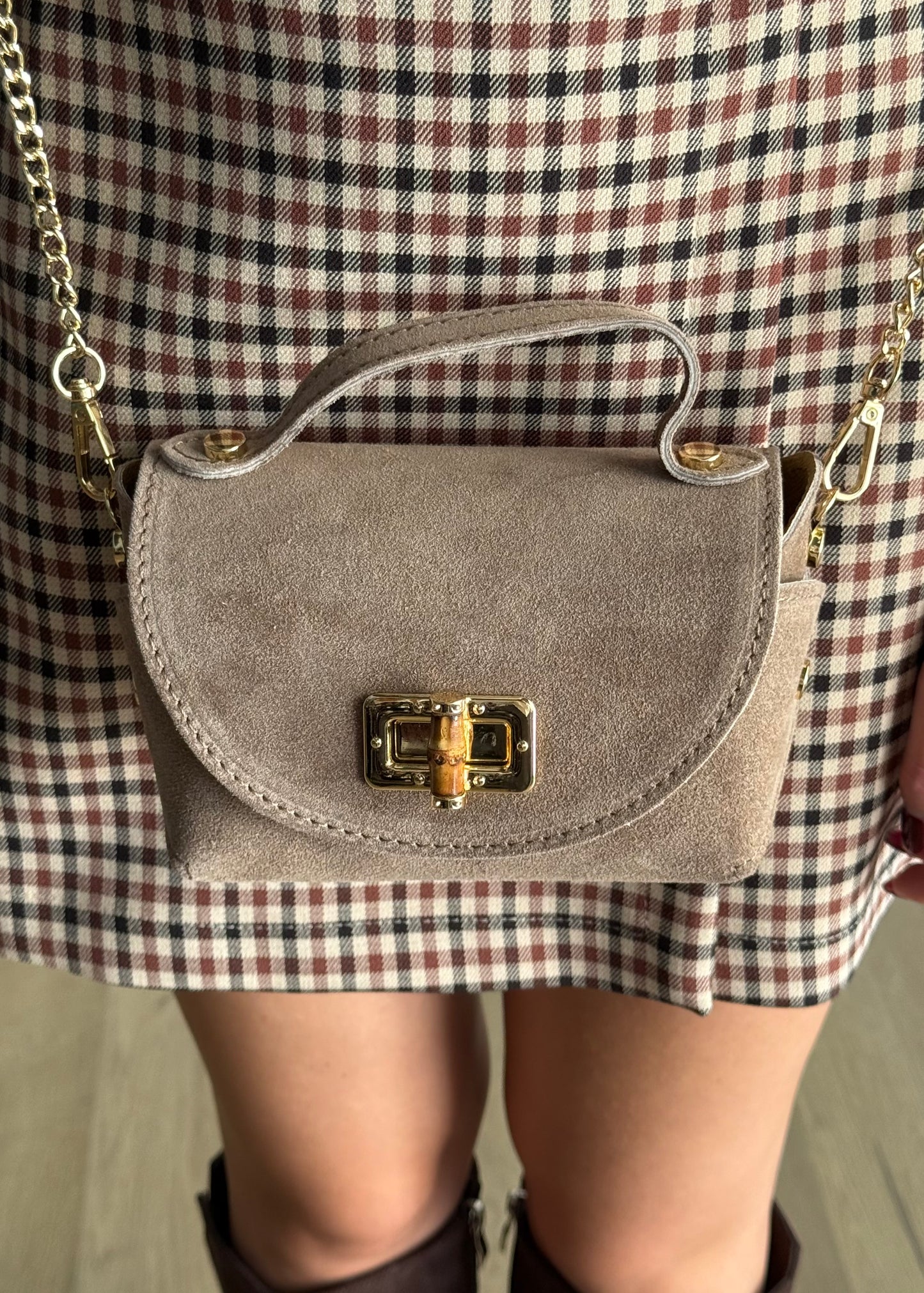 Borsa a tracolla in suede con catena dorata