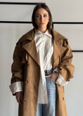 Carica l'immagine nel visualizzatore della galleria, Trench THEVICE in suede cammello
