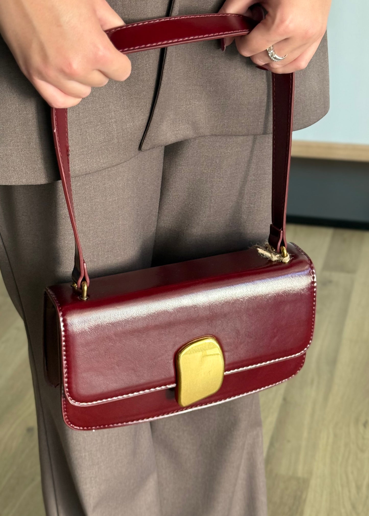 Borsa a Spalla in Pelle Lucida Bordeaux con Chiusura Gioiello