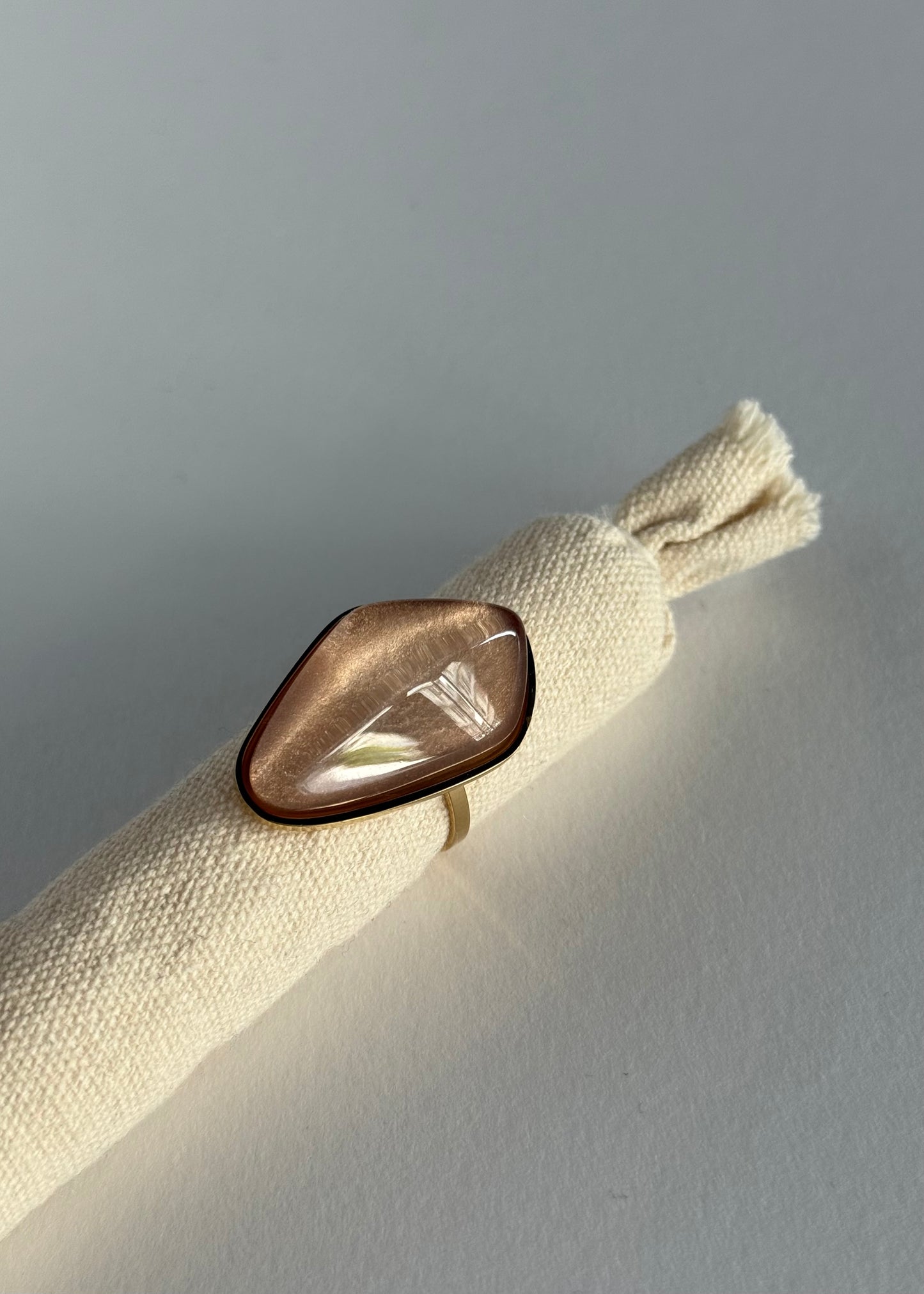 Anello con pietra irregolare color rame