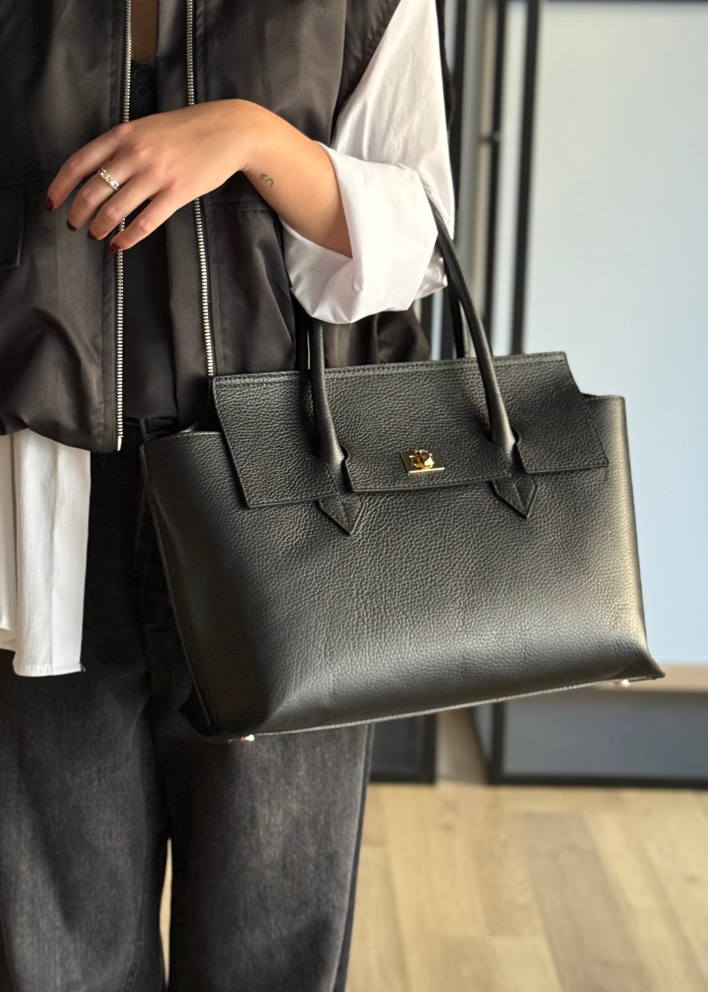 Borsa a Mano in Pelle Martellata - Nera