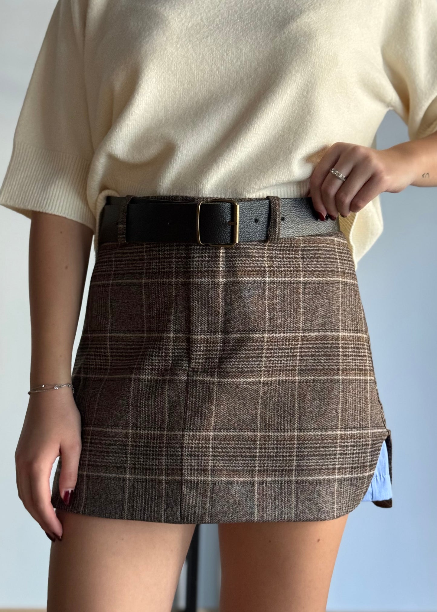Gonna pantaloncino a quadri marrone con cintura -LUMINA