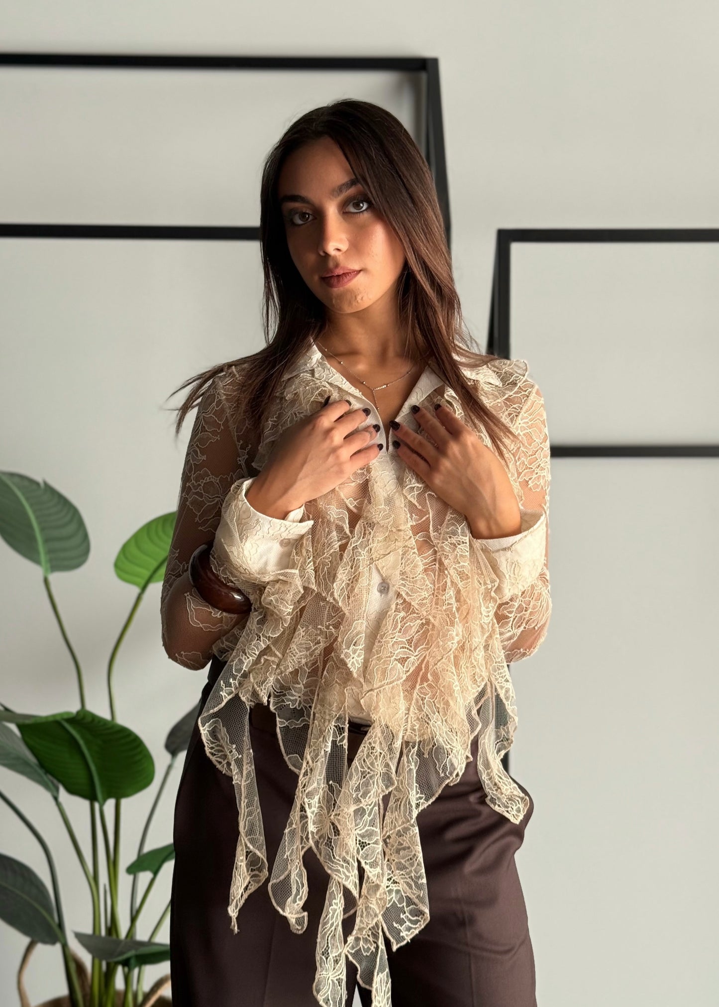 Camicia in pizzo con volant -KONTATTO