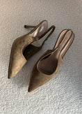 Carica l'immagine nel visualizzatore della galleria, Slingback THEVICE in suede militare