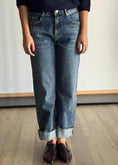 Carica l'immagine nel visualizzatore della galleria, Jeans dritto blu con risvolto
