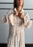 Carica l'immagine nel visualizzatore della galleria, Camicia in pizzo ecrù con volant - KONTATTO