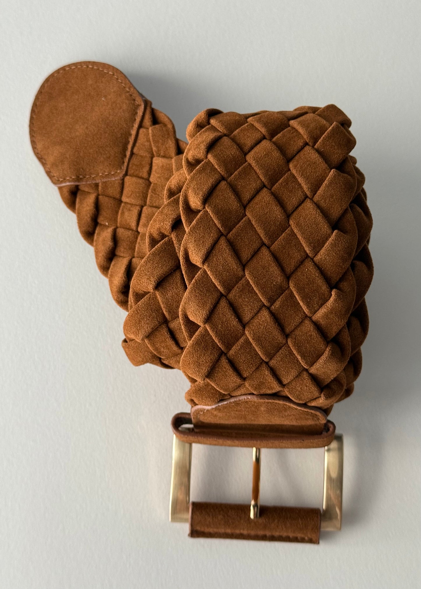 Cintura intrecciata in suede camel con fibbia in metallo