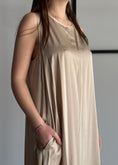 Carica l'immagine nel visualizzatore della galleria, Abito lungo ZAHJR in satin avena