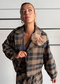 Carica l'immagine nel visualizzatore della galleria, Blazer over tartan con spilla - PHILIALOFT